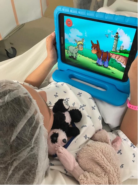 Un enfant utilise l'application en réalité augmentée sur une tablette